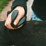 Ovale Borstel met Natuurlijke Zwijnenharen voor Honden en Katten – EBI Noir Ergonomic - Afbeelding 3