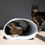 Lichtgrijze Kattenspeeltunnel van Synthetisch Vilt met Kijkgaten – D&D Home Lana - Afbeelding 4