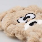 Platte Pluche Hondenknuffel met Pieper – DUVO Huggi Beer - Afbeelding 2