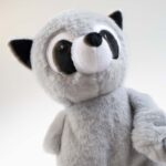 Pluchen Hondenknuffel met Pieper en Knispergeluid – DUVO Pawbies Wasbeer - Afbeelding 2
